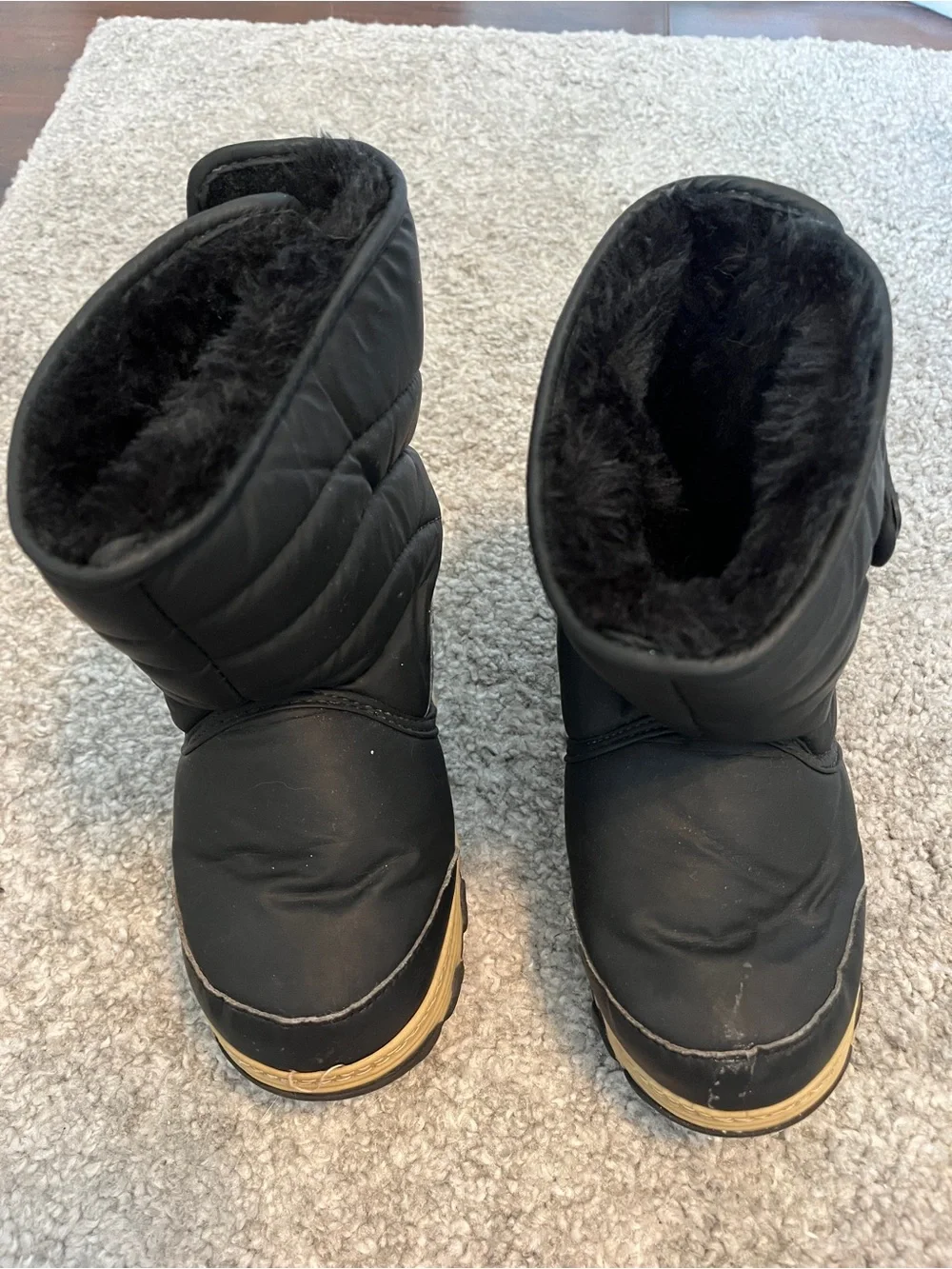 Khombu Black Kids Snow Boots with Faux-Fur Lining